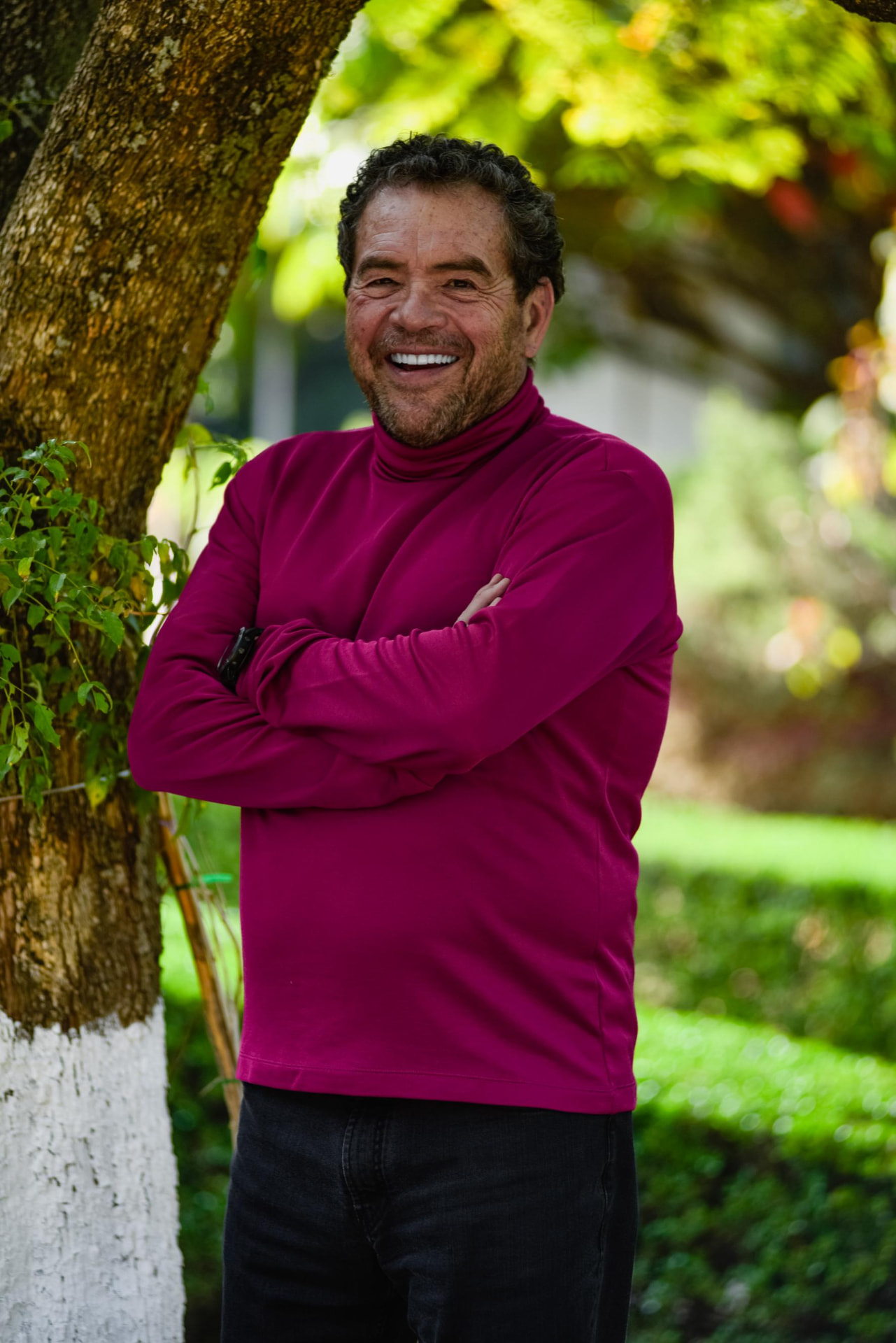 Antonio Argüelles sonriendo en un jardín