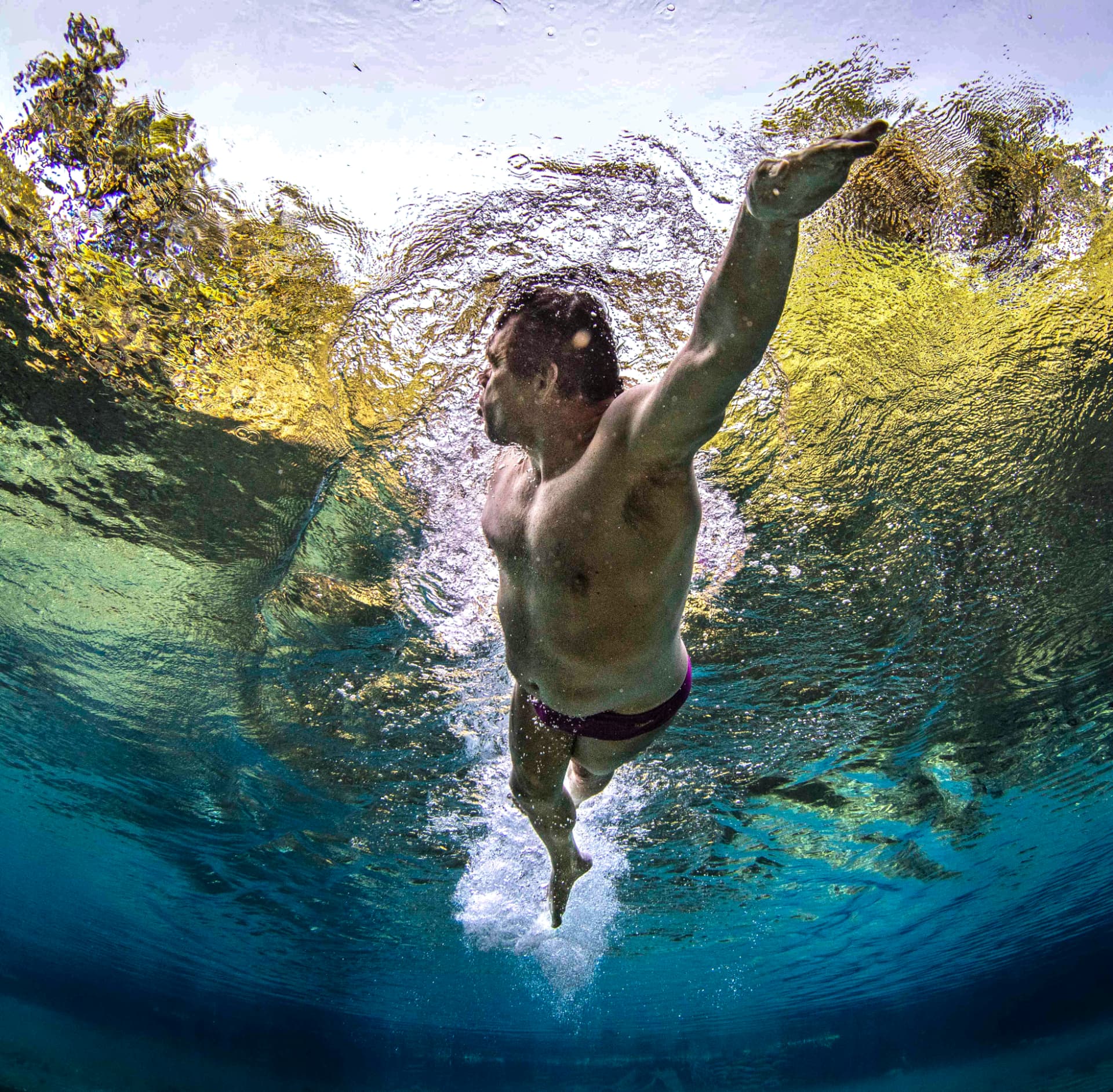 Antonio Argüelles nadando bajo el agua en un cenote