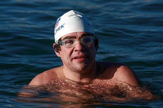 Antonio Argüelles en el agua durante una travesía
