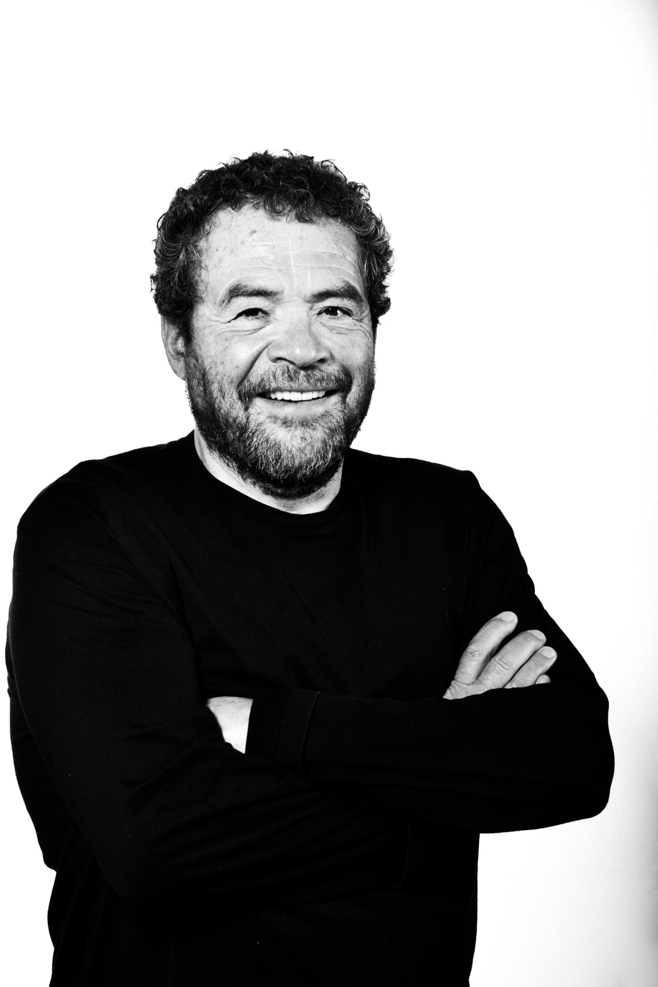 Retrato editorial en blanco y negro de Antonio Argüelles