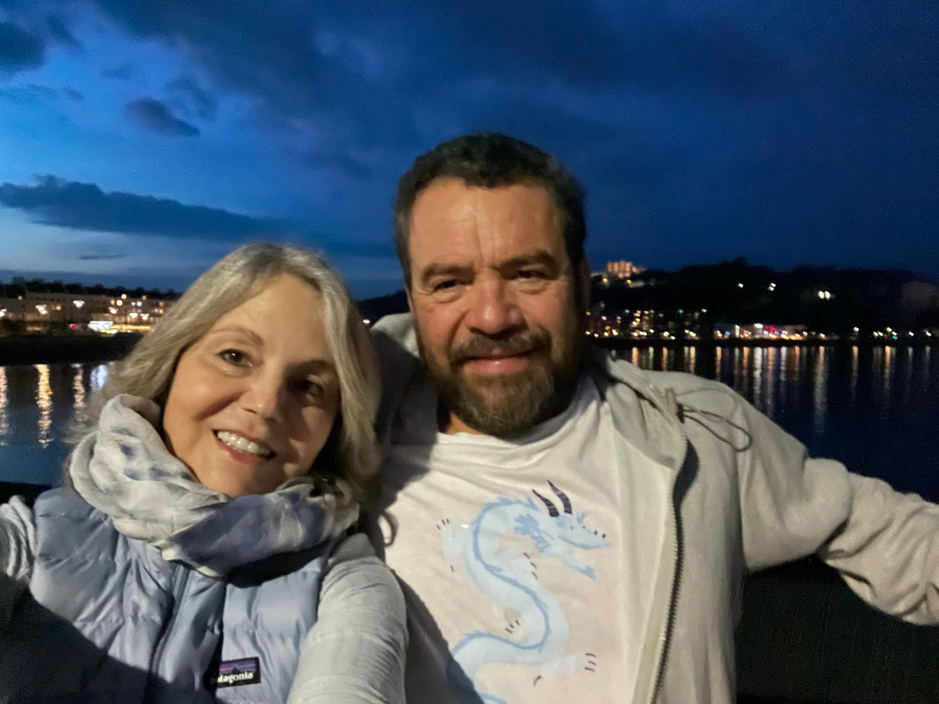Antonio Argüelles en un puerto al anochecer
